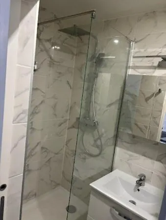 Calme Avec Un Lit Apartmán