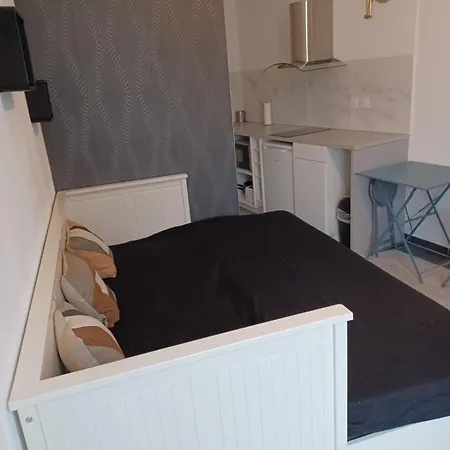 Calme Avec Un Lit شقة *